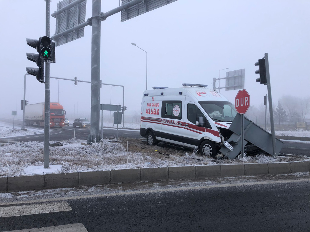  Ardahan' dan Erzurum'a hasta götüren ambulans Kaza yaptı