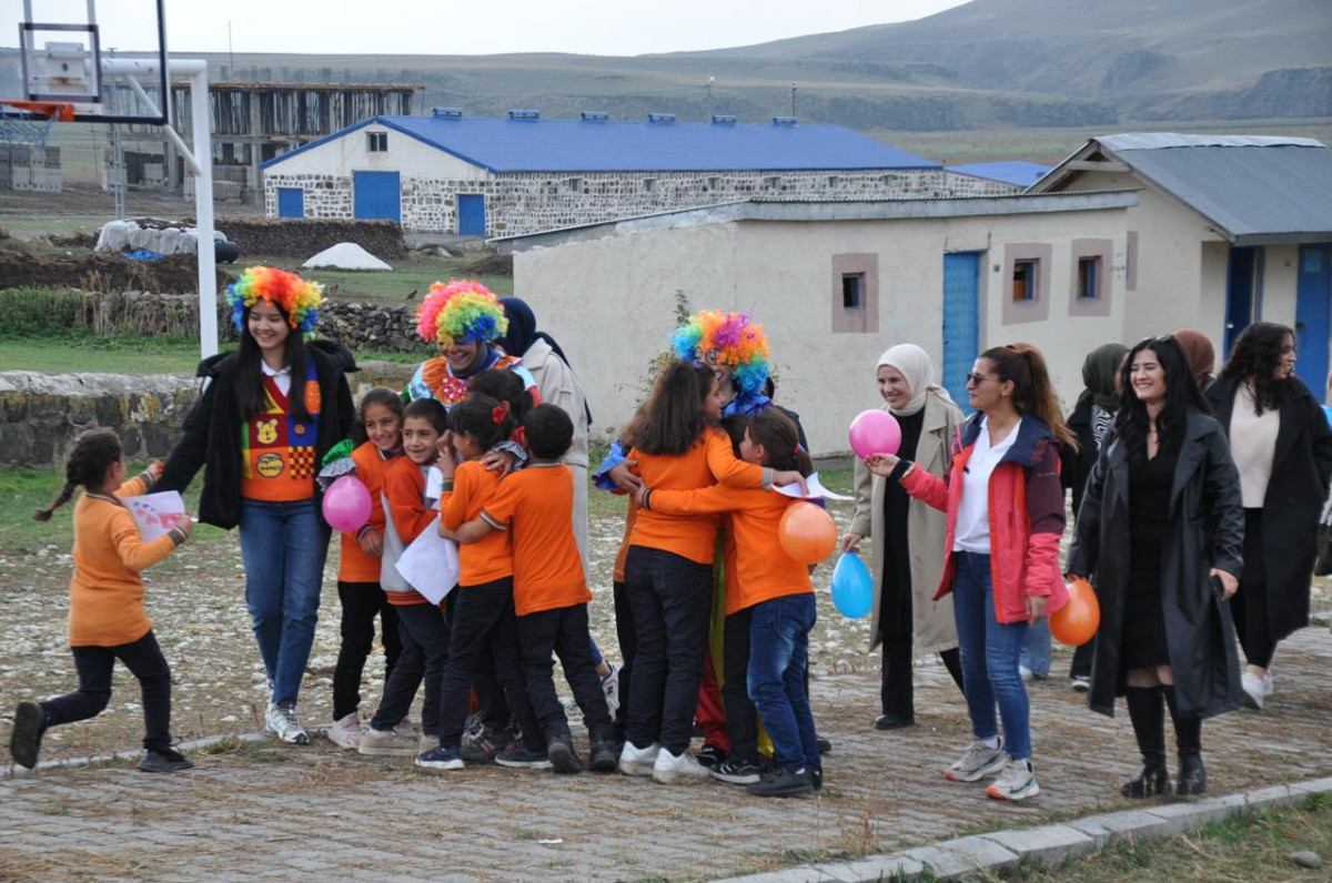 Kars’ta 'Bir Oyuncak da Sen Ver' gönüllüleri, kalpleri ısıtmaya devam ediyor