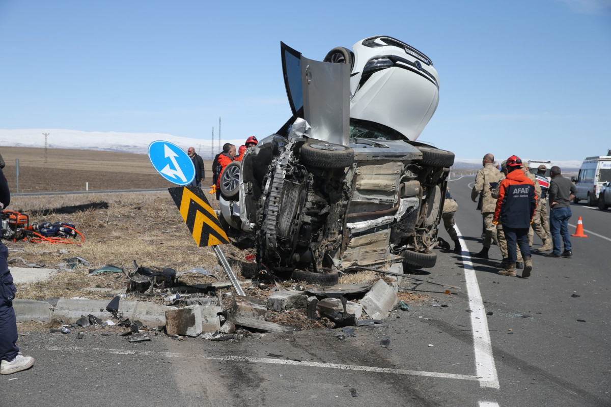 Kars'ta iki otomobil çarpıştı: 1 ölü, 6 yaralı!