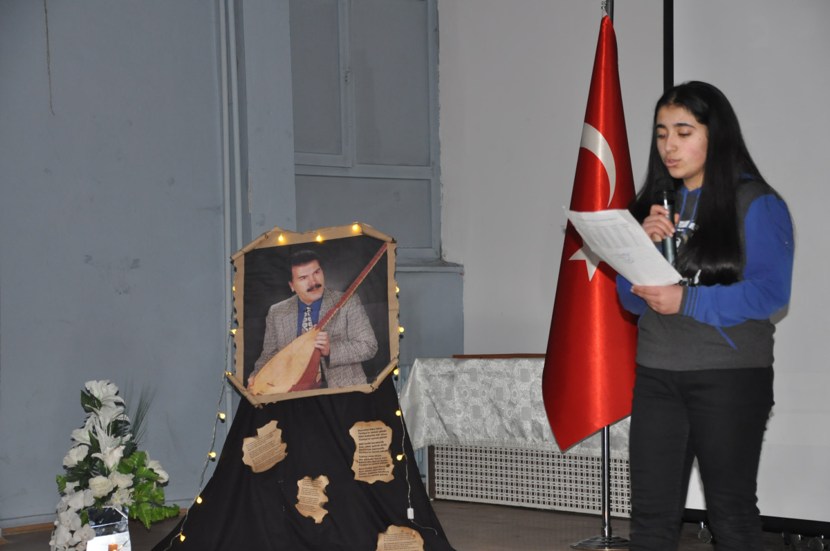 Kars’ta öğrenciler aşık Çobanoğlu’nu andı