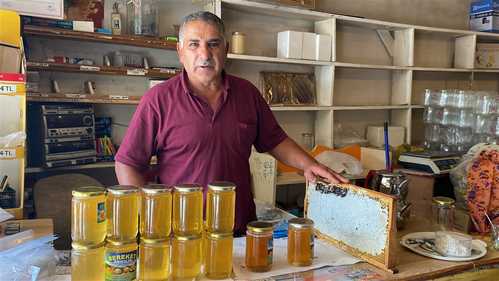 Kovanı açıp yeşil bal görünce şaşkına döndü