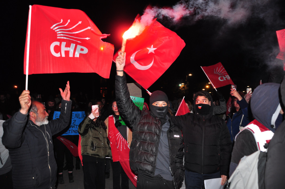 CHP'liler İmamoğlu'na destek için toplandı