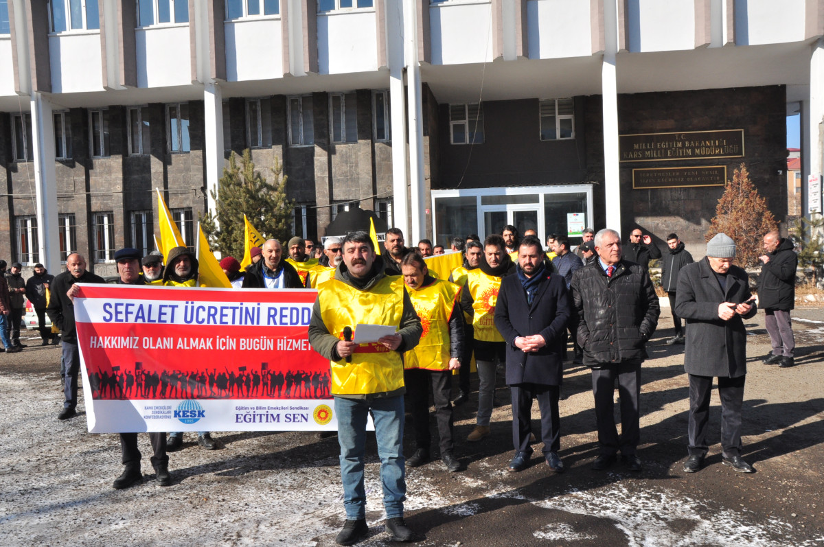 Kars'ta grev yapan öğretmenler, TÜİK kapısına siyah çelek bıraktı