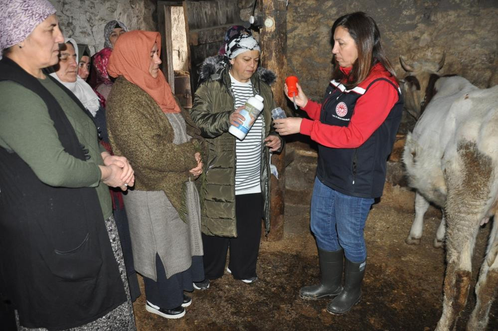 Kars'ta Kadınlar Sağlıklı Sağım Tekniklerini Öğreniyor