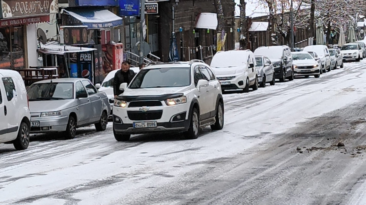 Kars’ta Kar ve Buzlanma Araç Trafiğini Olumsuz Etkiledi