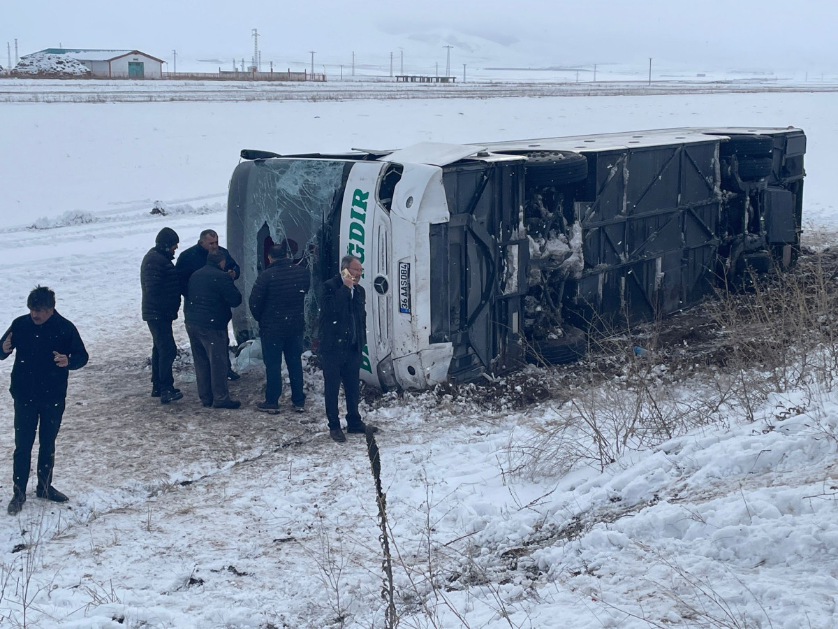 Kars'ta otobüs devrildi; 23 yaralı