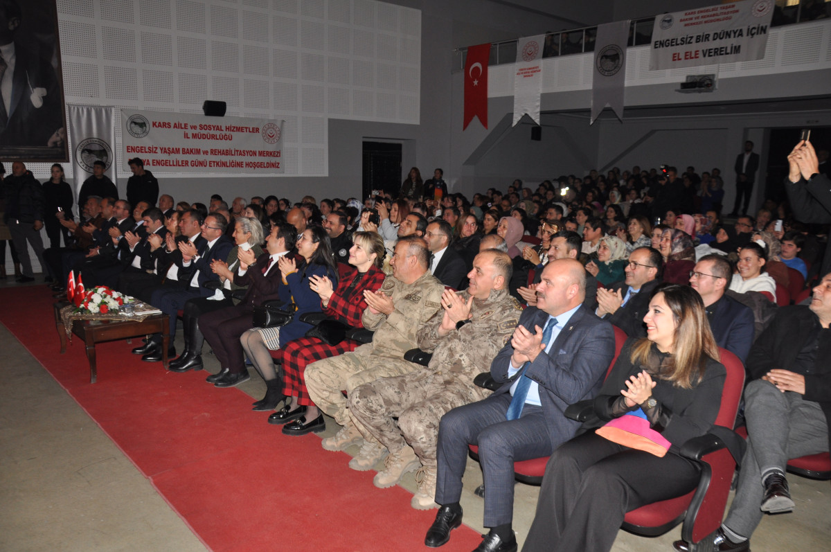 Kars’ta özel çocuklar Dünya Engelliler Günü'nde sahne aldı