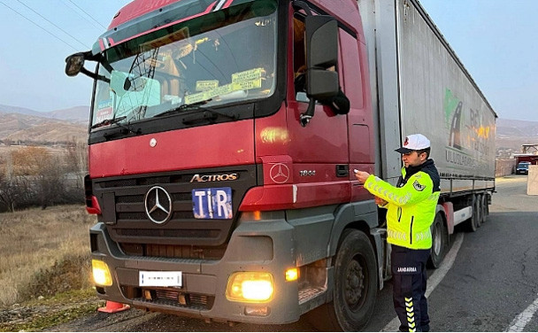 Kars'ta yük ve yolcu taşıyan araçlara denetim