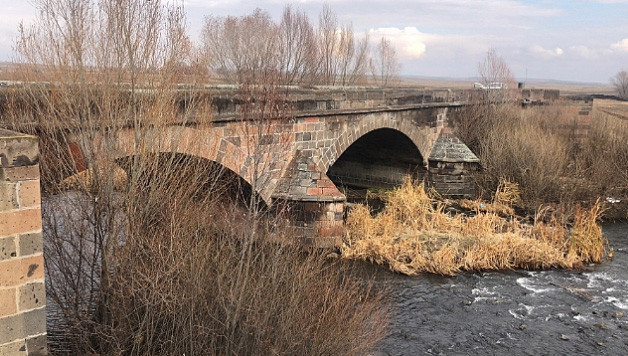 Kars'taki Taş Köprü tarihe meydan okuyor